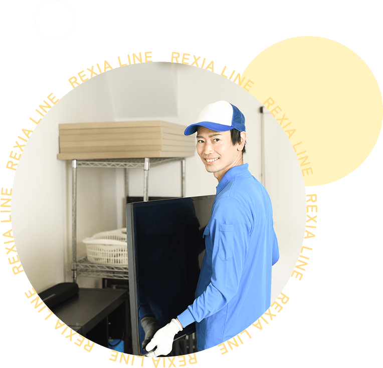 大型テレビを運搬するREXIA LINEのスタッフ