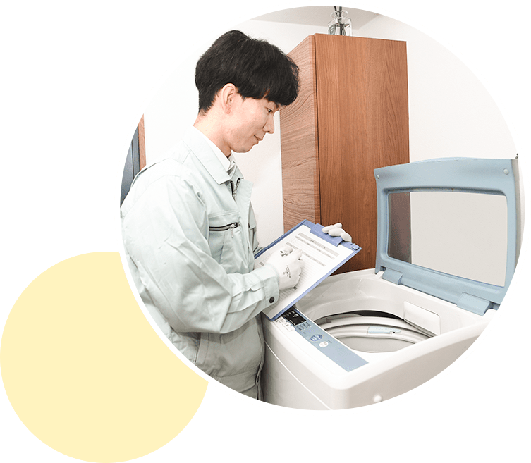家電を査定するREXIA LINEのスタッフ