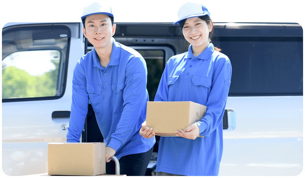 不用品を運搬するREXIA LINEのスタッフ